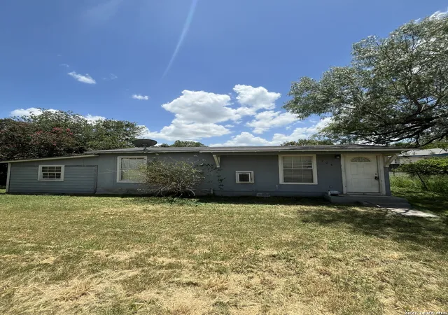 Homes for sale in Floresville, TX | 904 Pine St, Floresville, TX 78114 | MLS# 1995725