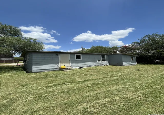 Homes for sale in Floresville, TX | 904 Pine St, Floresville, TX 78114 | MLS# 1995725