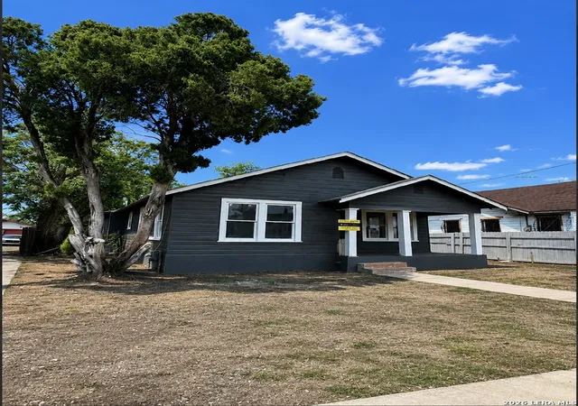 Photo 2 of Sale Pending at 723 Waverly Ave, San Antonio, TX 78201 | MLS# 1995785 | Listing updated on 2026-08-20
