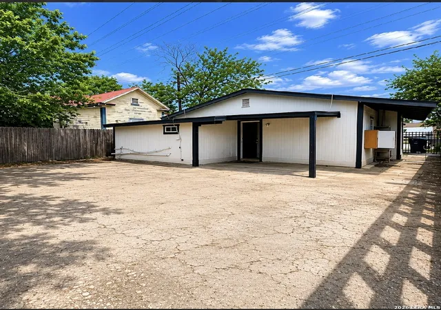 Photo 2 of Single family home for sale at 915 N San Marcos, San Antonio, TX 78207 | MLS# 1995788 | Listing updated on 2026-08-29