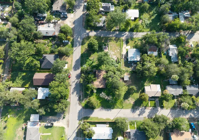 14th image of 704 Cargile St, Uvalde, TX 78801 | MLS# 1995880