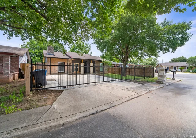 Photo 3 of Single family home for sale at 6750 Paradise Oak Dr, San Antonio, TX 78227 | MLS# 1995983 | Listing updated on 2026-08-09