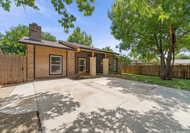 Photo 3 of Single family home for sale at 6750 Paradise Oak Dr, San Antonio, TX 78227 | MLS# 1995983 | Listing updated on 2026-08-09