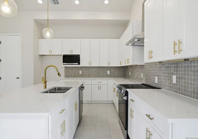 Photo 3 of Single family home for sale at 11318 Lisbon Dr, San Antonio, TX 78213 | MLS# 1996159 | Listing updated on 2026-08-16