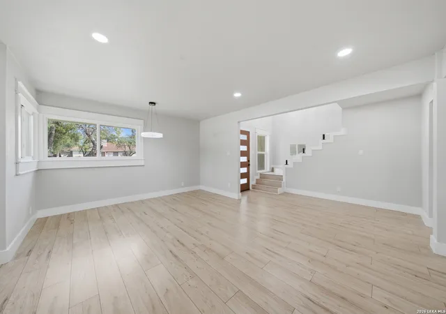 Photo 4 of Single family home for sale at 118 S Gardenview, Castle Hills, TX 78213 | MLS# 1996202 | Listing updated on 2026-09-03