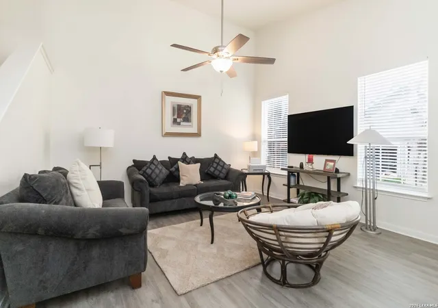 Listing Photo 5 - Condo for sale in building located at 74 Chapel Hl Cir, San Antonio, TX 78240 - Unit #74