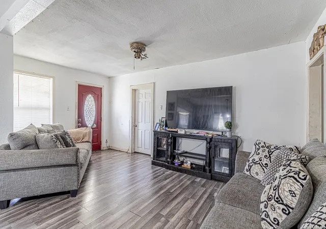image of 3719 W Travis St, San Antonio, TX 78207 | MLS# 1996595