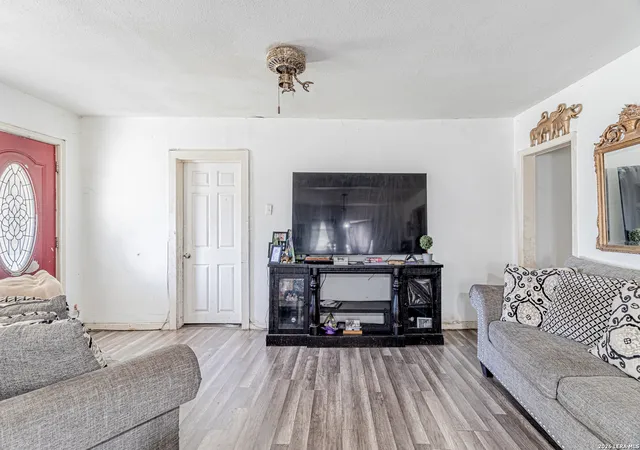 image of 3719 W Travis St, San Antonio, TX 78207 | MLS# 1996595
