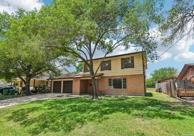 Photo 3 of Sale Pending at 111 Hannasch Dr, San Antonio, TX 78213 | MLS# 1996740 | Listing updated on 2026-09-12