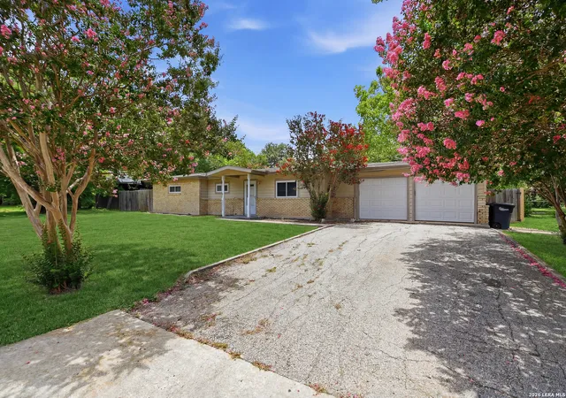 Photo 1 of Single family home for sale at 1032 S Mesquite, New Braunfels, TX 78130 | MLS# 1996923 | Listing updated on 2026-09-21