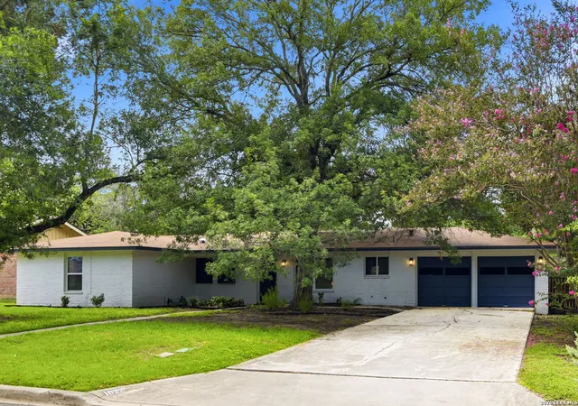 Photo 2 of Single family home for sale at 1022 Grey Oak Dr, San Antonio, TX 78213 | MLS# 1997062 | Listing updated on 2026-07-13