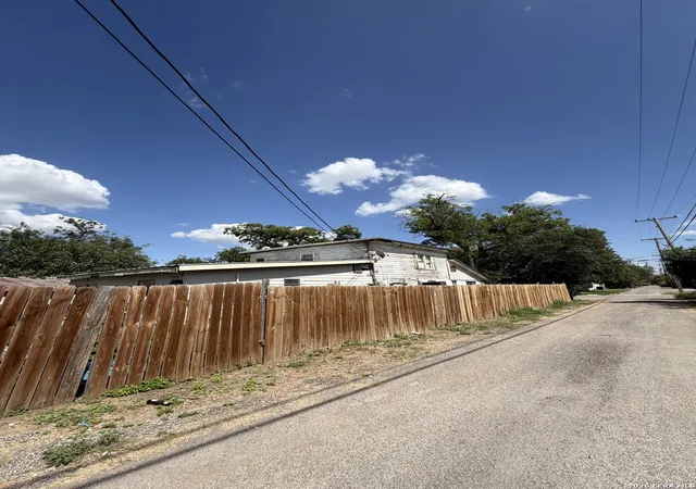 4th image of 118 E Mill St, Uvalde, TX 78801 | MLS# 1997251