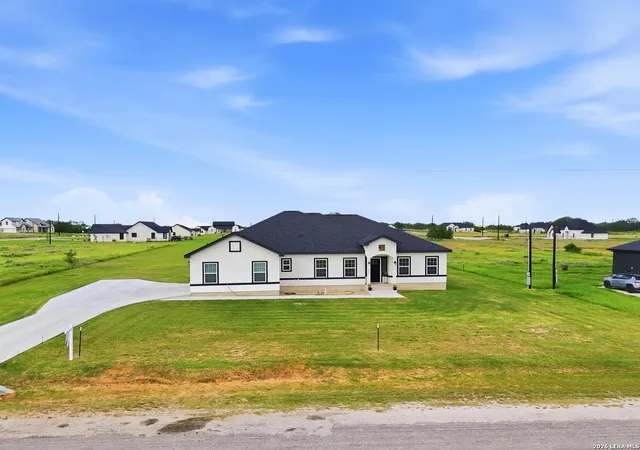 Homes for sale in Floresville, TX | 105 Hidden Cv, Floresville, TX 78114 | MLS# 1997303