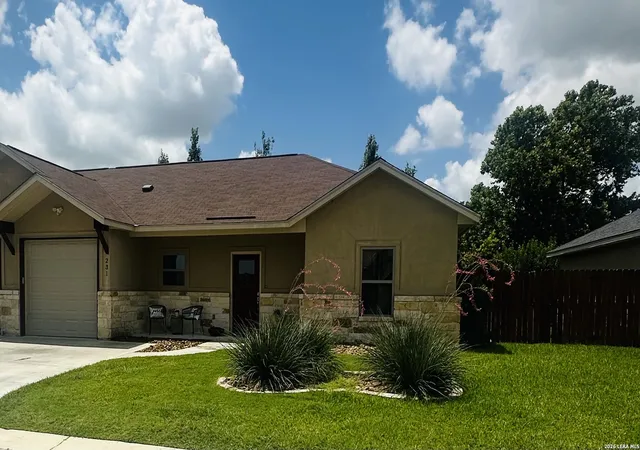 3rd image of 231 Navarro Xing, Seguin, TX 78155