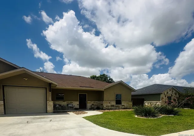 4th image of 231 Navarro Xing, Seguin, TX 78155