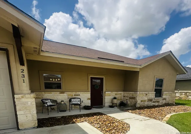 5th image of 231 Navarro Xing, Seguin, TX 78155