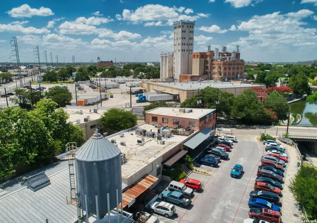 2nd image of 400 E Guenther St, San Antonio, TX 78210