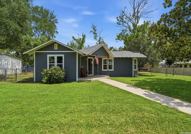 Homes for sale in Seguin, TX | 733 E Krezdorn, Seguin, TX 78155 | MLS# 1997441