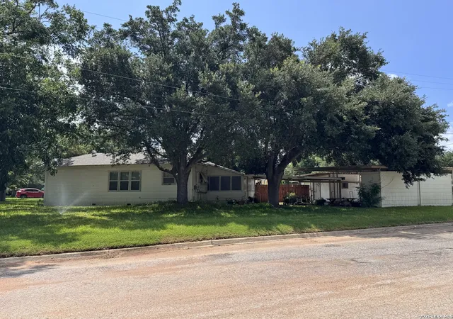 2nd image of 604 E Rio Grande, Pearsall, TX 78061 | MLS# 1997687