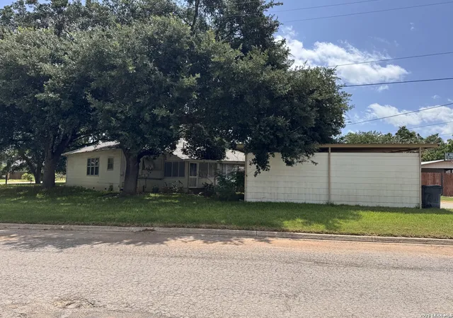 4th image of 604 E Rio Grande, Pearsall, TX 78061 | MLS# 1997687