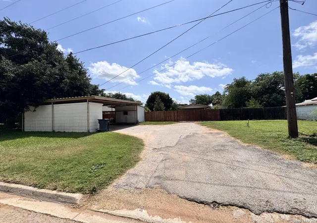 5th image of 604 E Rio Grande, Pearsall, TX 78061 | MLS# 1997687