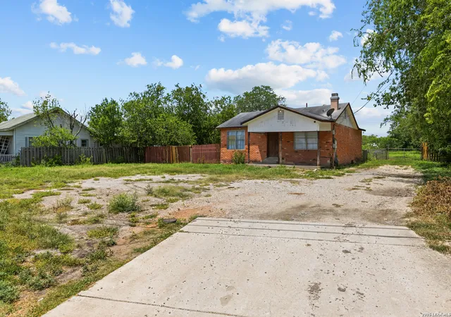 Photo 4 of Single family home for sale at 607 Rockwell Blvd, San Antonio, TX 78224 | MLS# 1997890 | Listing updated on 2026-09-05