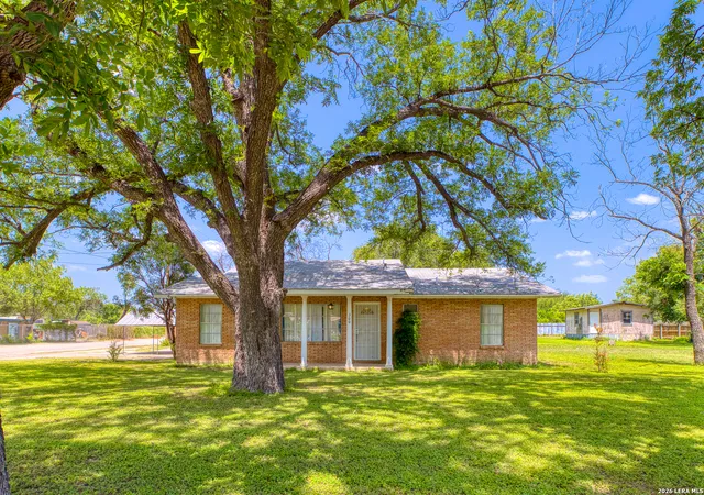 2nd image of 300 S Farrar, Uvalde, TX 78801 | MLS# 1997951