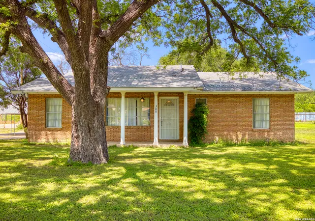 3rd image of 300 S Farrar, Uvalde, TX 78801 | MLS# 1997951