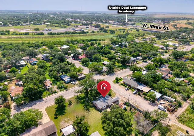 38th image of 300 S Farrar, Uvalde, TX 78801 | MLS# 1997951