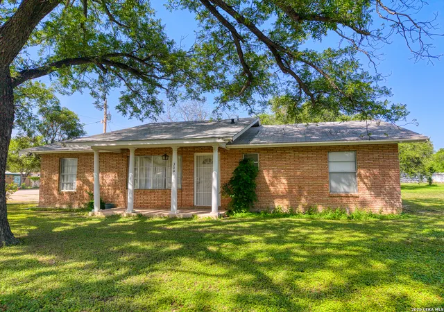 4th image of 300 S Farrar, Uvalde, TX 78801 | MLS# 1997951