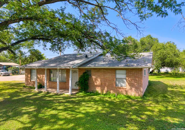 5th image of 300 S Farrar, Uvalde, TX 78801 | MLS# 1997951