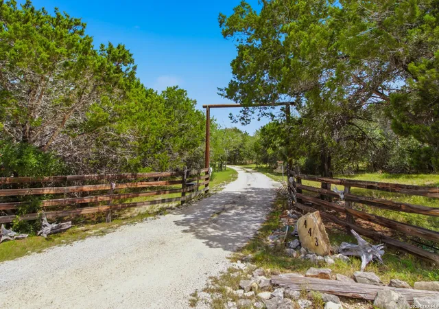 Homes for sale in Pipe Creek, TX | 443 Oak Hills, Pipe Creek, TX 78063 | MLS# 1998096