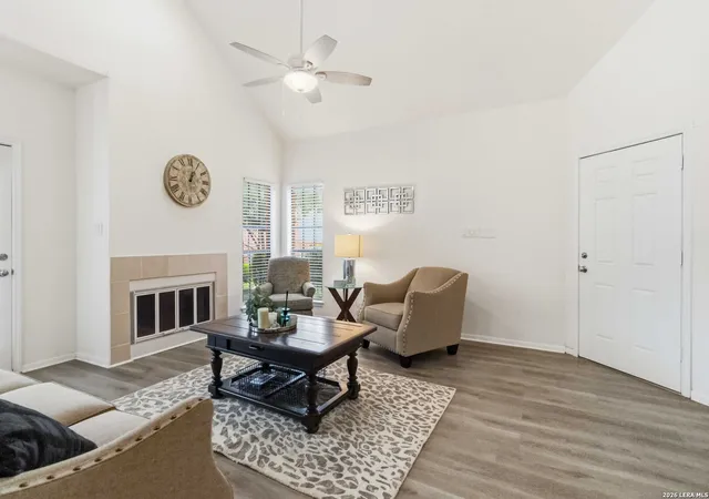 Listing Photo 4 - Condo for sale in building located at 78 Chapel Hl Cir, San Antonio, TX 78240 - Unit #78