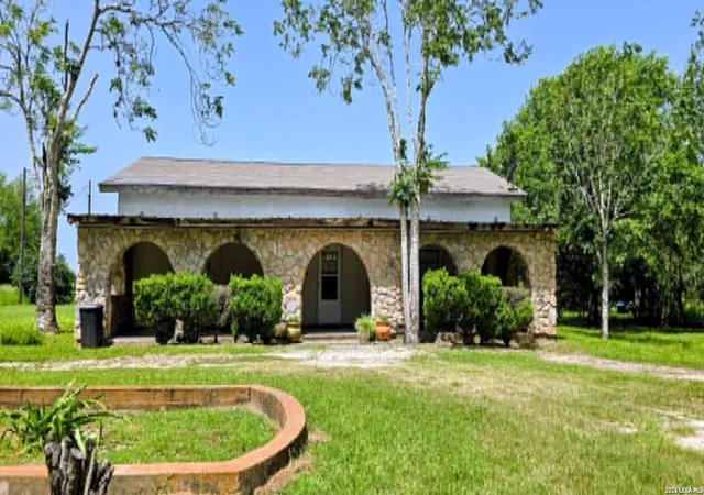 Homes for sale in Beeville, TX | 261 Cr 402, Beeville, TX 78102 | MLS# 1998146