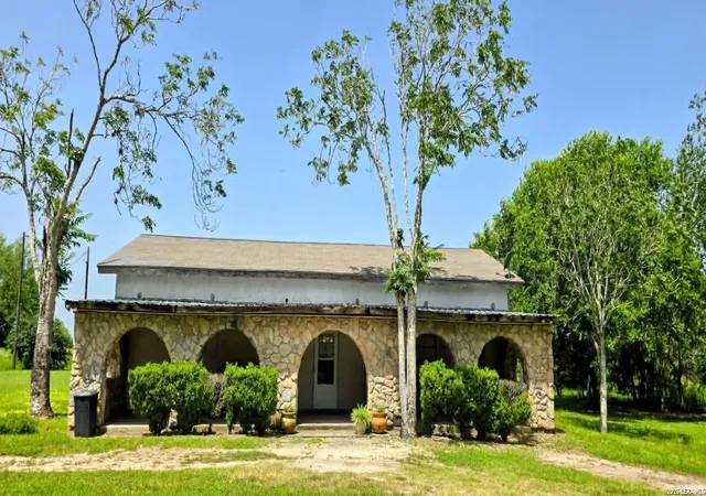 3rd image of 261 Cr 402, Beeville, TX 78102 | MLS# 1998146