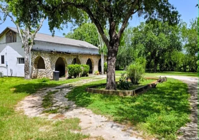 4th image of 261 Cr 402, Beeville, TX 78102 | MLS# 1998146