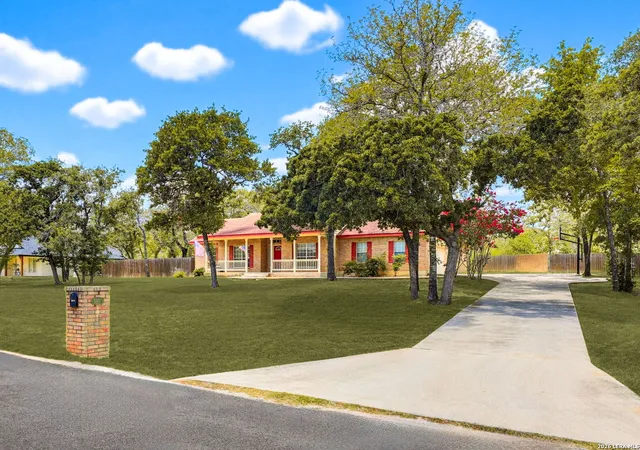 Photo 3 of Single family home for sale at 1220 Country View Dr,, La Vernia, TX 78121 | MLS# 1998164 | Listing updated on 2026-10-03