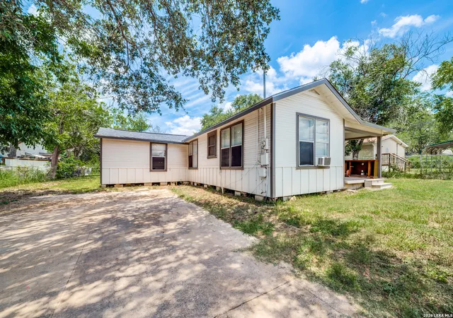 Homes for sale in Floresville, TX | 1129 Plum St, Floresville, TX 78114 | MLS# 1998181