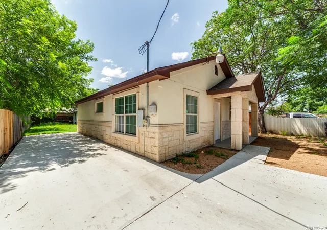 Photo 3 of Single family home for sale at 651 N San Augustine Ave, San Antonio, TX 78228 | MLS# 1998341 | Listing updated on 2026-07-18