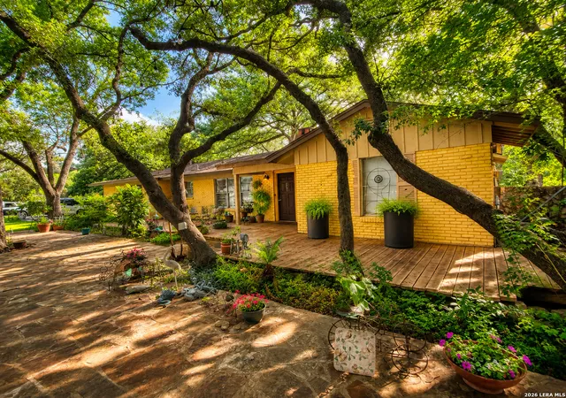 Photo 2 of Sale Pending at 117 Wagon Trl Rd, Shavano Park, TX 78231 | MLS# 1998365 | Listing updated on 2026-08-29