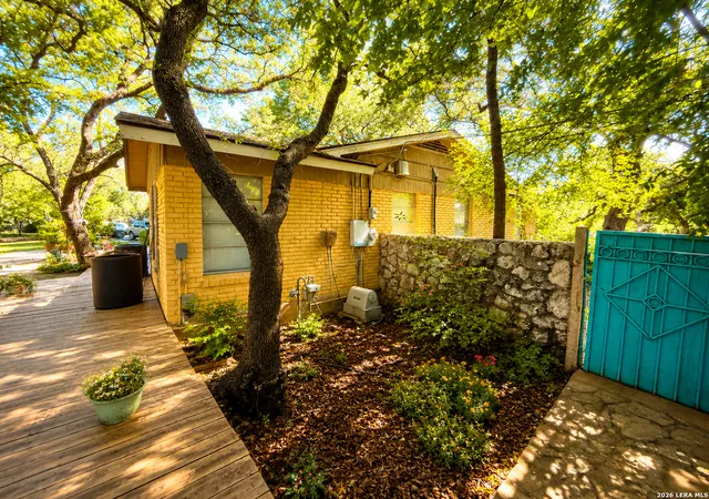 Photo 3 of Sale Pending at 117 Wagon Trl Rd, Shavano Park, TX 78231 | MLS# 1998365 | Listing updated on 2026-08-29