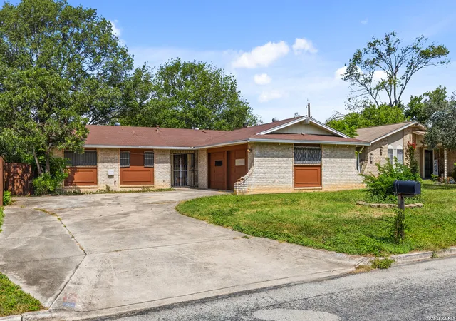 Photo 3 of Sale Pending at 9527 Spring Dawn St, San Antonio, TX 78217 | MLS# 1998459 | Listing updated on 2026-09-08