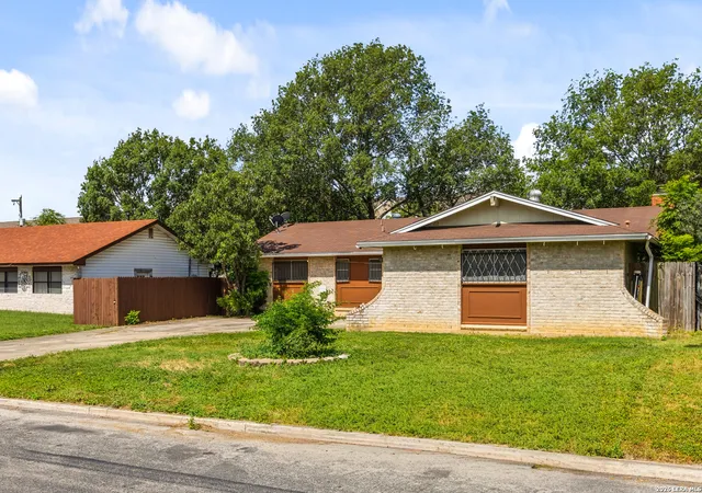 Photo 3 of Sale Pending at 9527 Spring Dawn St, San Antonio, TX 78217 | MLS# 1998459 | Listing updated on 2026-09-08