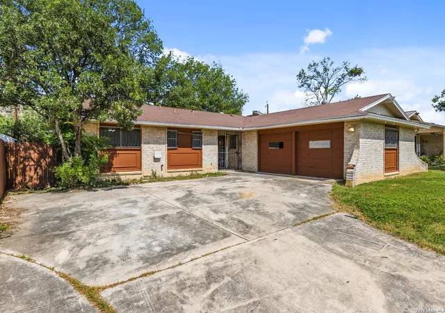 Photo 4 of Sale Pending at 9527 Spring Dawn St, San Antonio, TX 78217 | MLS# 1998459 | Listing updated on 2026-09-08