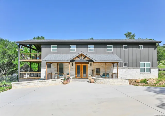Photo 3 of Single family home for sale at 349 White Oak Dr, Canyon Lake, TX 78133 | MLS# 1998502 | Listing updated on 2026-07-19