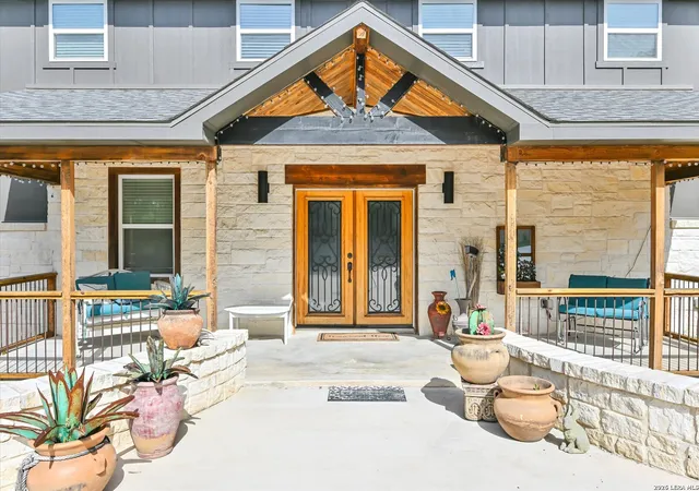 Photo 4 of Single family home for sale at 349 White Oak Dr, Canyon Lake, TX 78133 | MLS# 1998502 | Listing updated on 2026-07-19