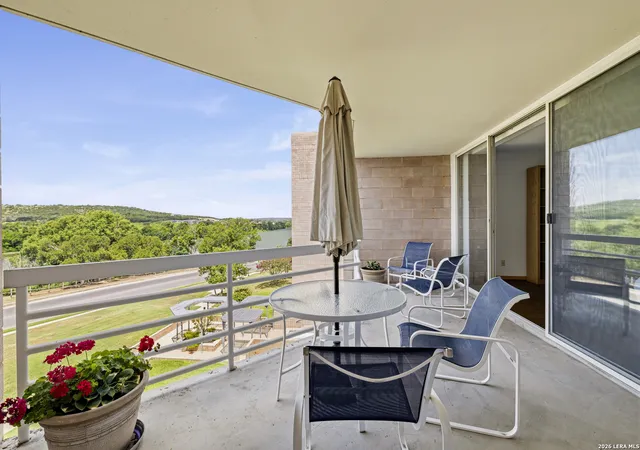 Homes for sale in Kerrville, TX | 1006 Guadalupe St, Kerrville, TX 78028 | Houzeo