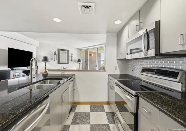 4th image of 1006 Guadalupe St, Kerrville, TX 78028