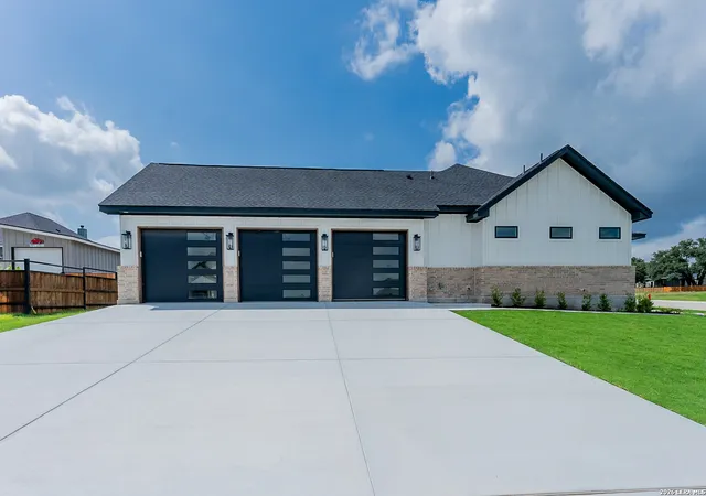 3rd image of 109 Chinaberry Hl, La Vernia, TX 78121 | MLS# 1998739
