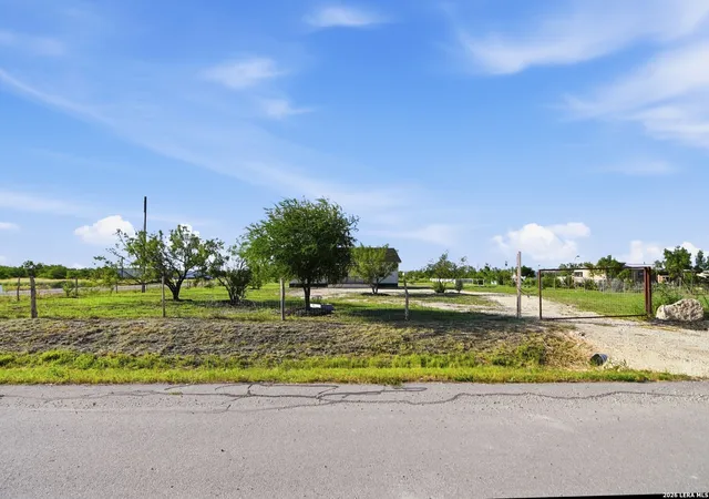 Homes for sale in Hondo, TX | 183 Las Fincas Dr, Hondo, TX 78861 | MLS# 1998821